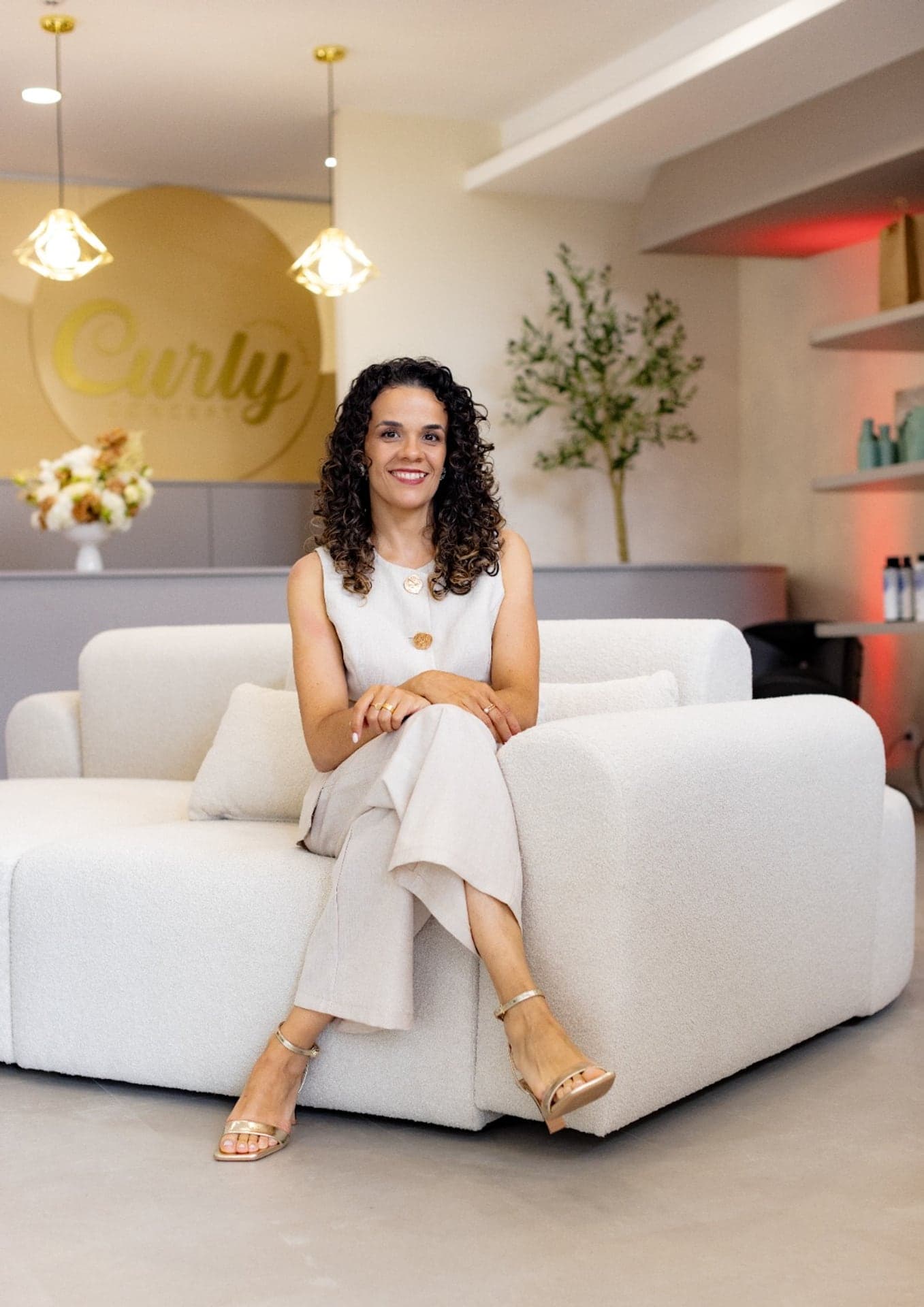 Vivian, especialista da Curly Concept, na sala de espera do salão