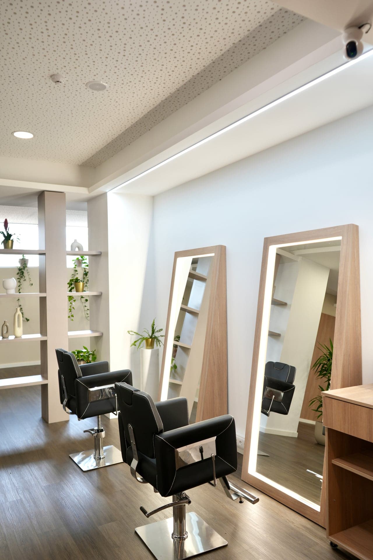 Zona de corte da Curly Concept, com espelhos iluminados
